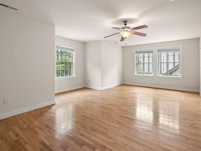 8 Trafalgar Cir — Photo 18