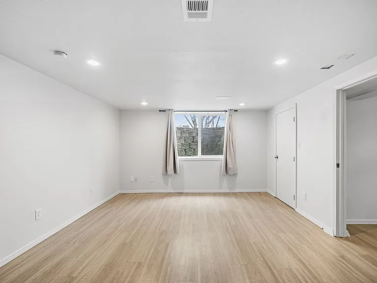 2403 W Everett Ave — Photo 23