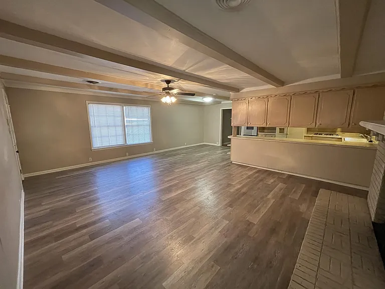 611 E University Dr — Photo 4