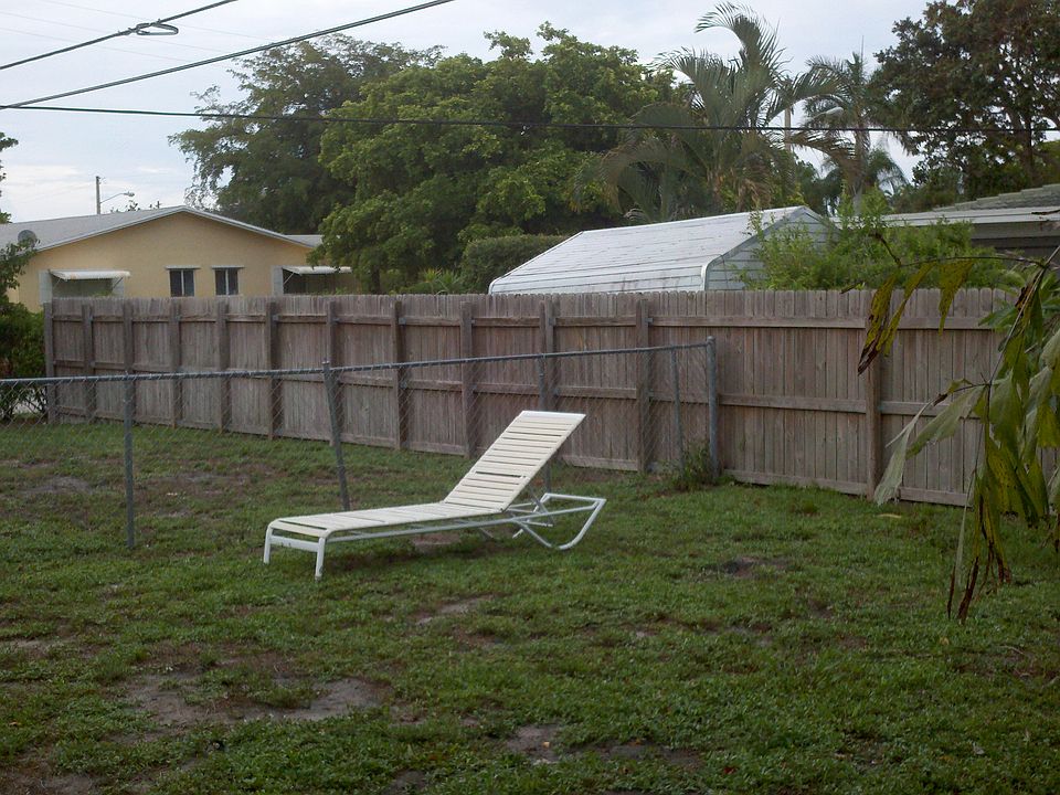2nd image of 2580 N Dixie Hwy