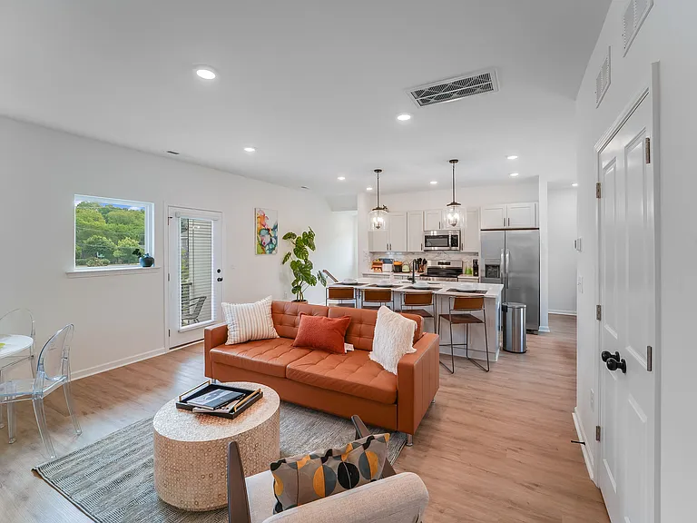 1205 Lomax Ave — Photo 1