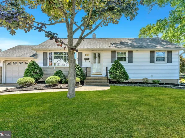 5 Dark Leaf Dr, Hamilton, NJ 08610