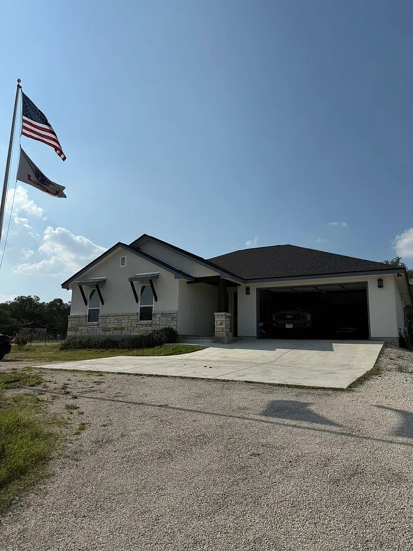 Hill Country Living - Gated & Fenced 3 Bedroom House on 1 Acre in Fischer — Photo 1