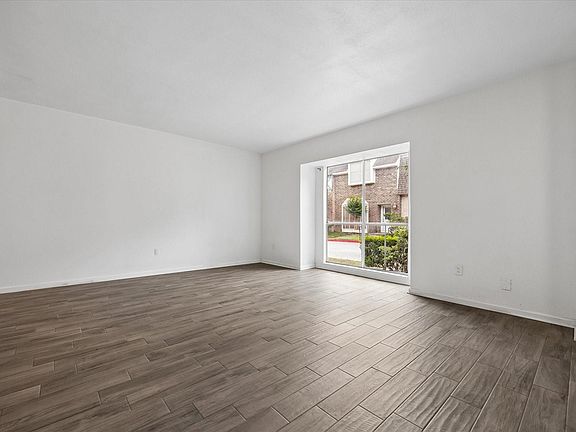 3rd image of 840 Threadneedle St APT 207