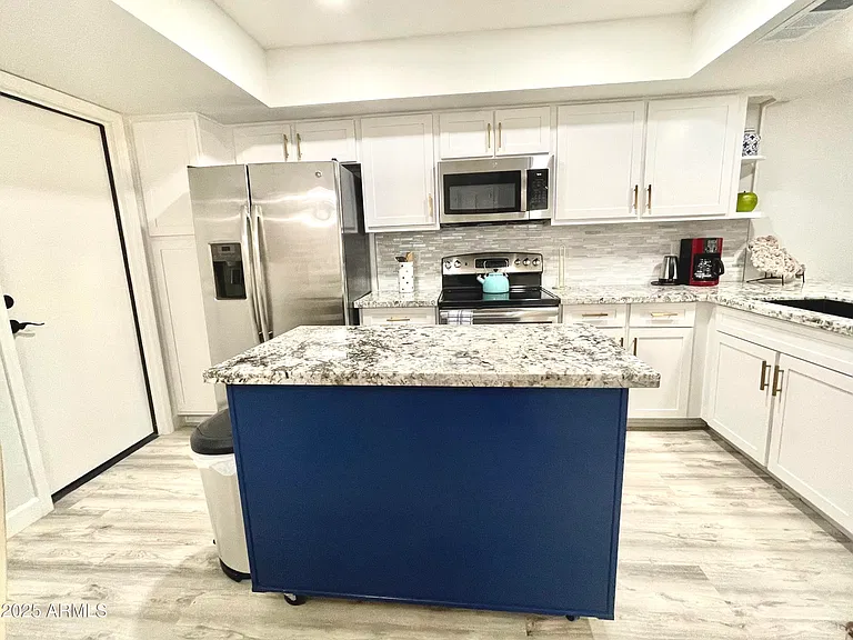 9040 E Winchcomb Dr — Photo 1