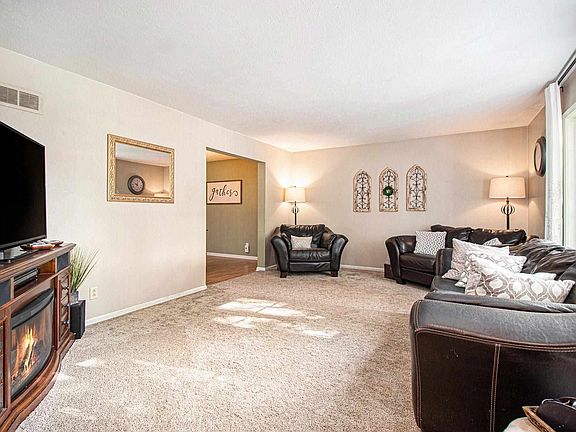 5th image of 6 Churchill Dr