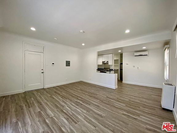 4th image of 121 S Elm Dr #17