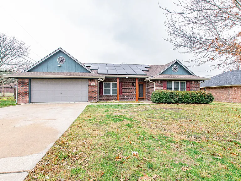 3003 Oakwood Dr — Photo 1