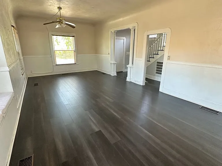 323 W Myrtle St — Photo 9