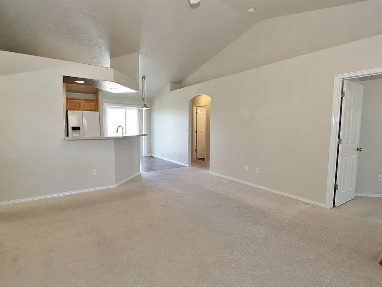 2525 N Blueblossom Dr — Photo 6