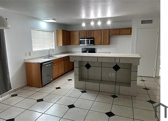4 bed, 2235 sqft, $2,800 — Photo 2