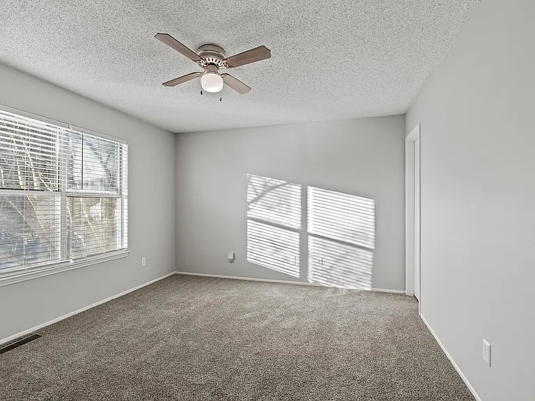 Wilshire Park Apartments — Photo 9