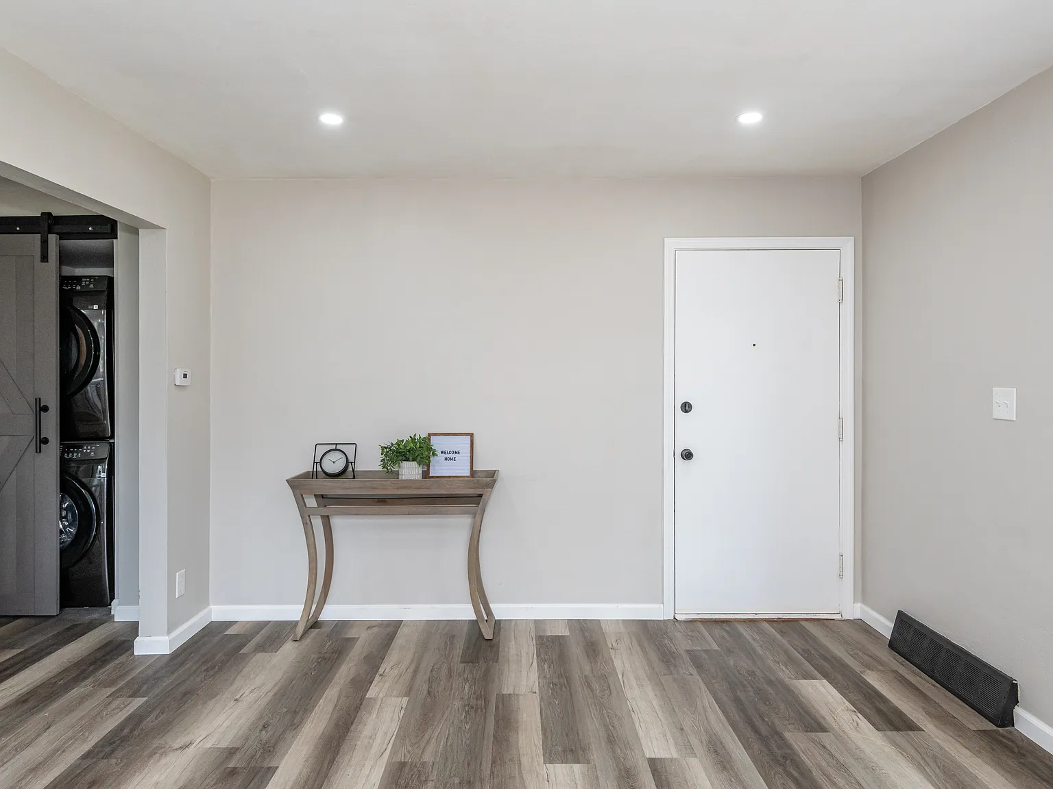2 bed, 700 sqft, $1,200 — Photo 2