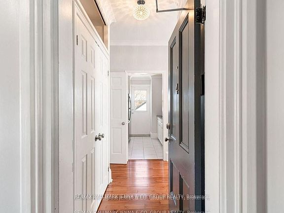 3rd image of 19 Isabella St #4