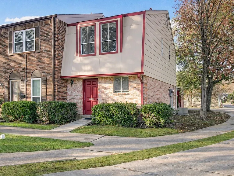 7902 Grove Ridge Dr — Photo 2