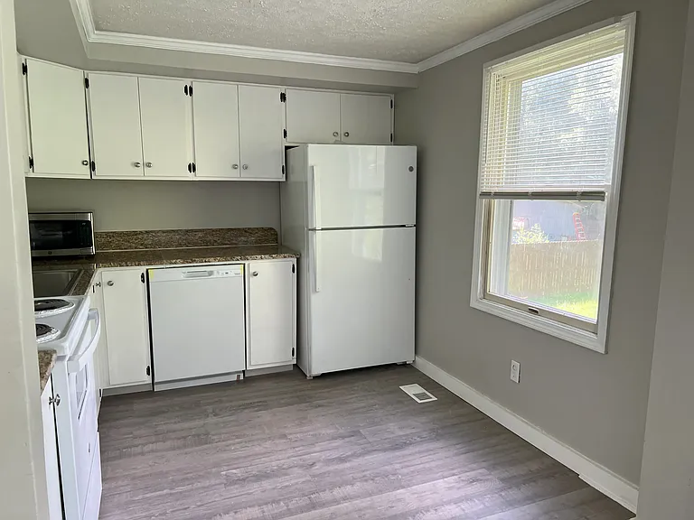 507 Castle Ct — Photo 3
