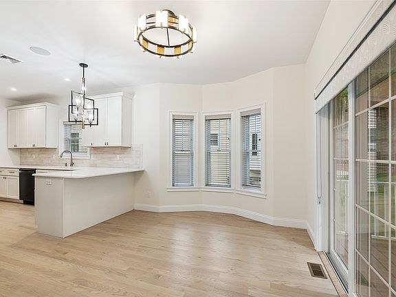 5th image of 4 Piccadilly Ct