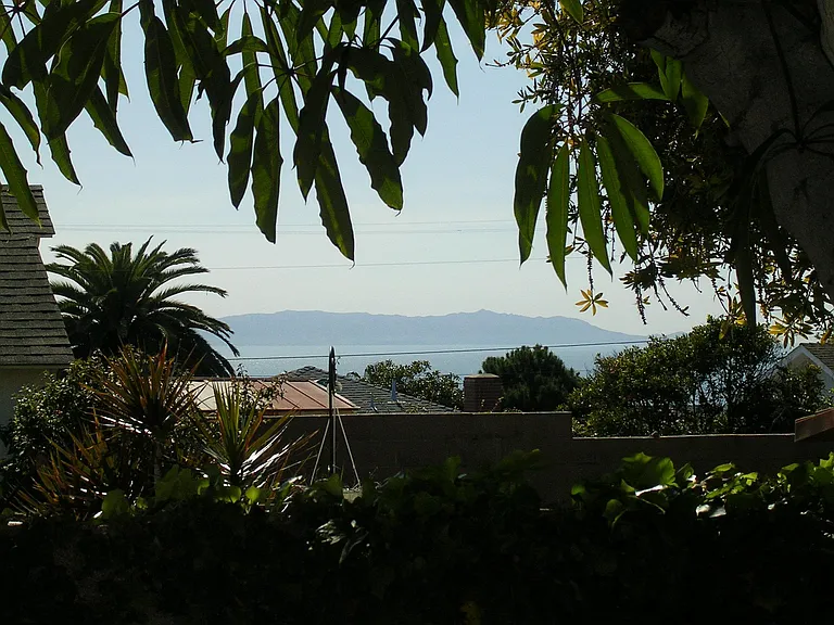 Peek-a-boo Views of Ocean and Catalina Island from Back Yard with Wonderful Ocean Breezes.