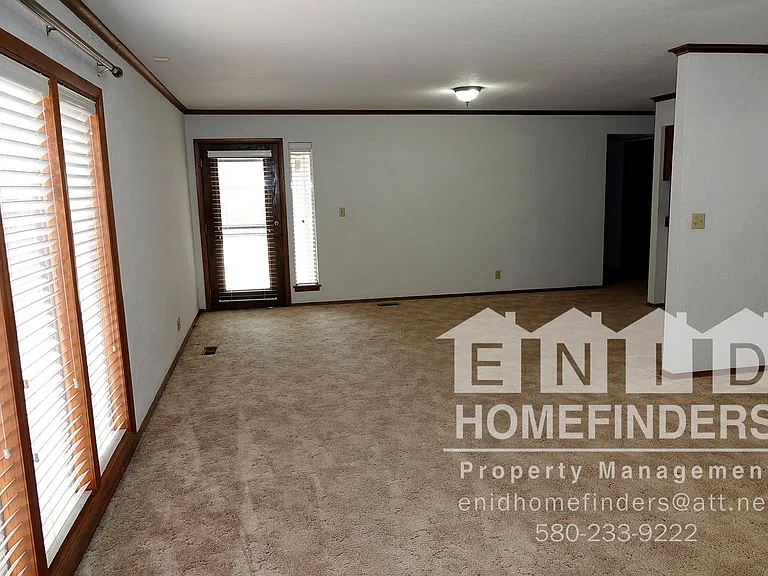 2117 Camelot Dr — Photo 2