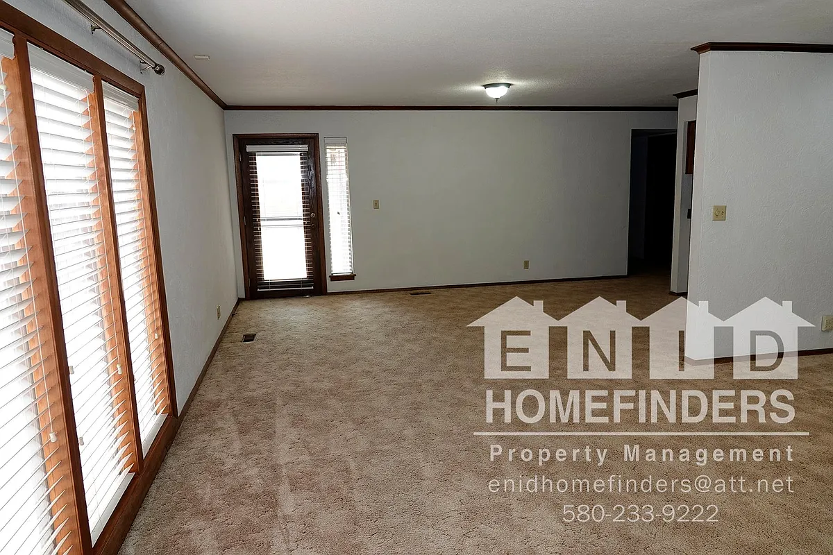 Building Photo - 2117 Camelot Dr