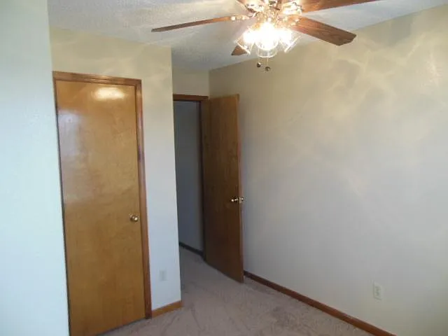 718 SE London Way — Photo 8