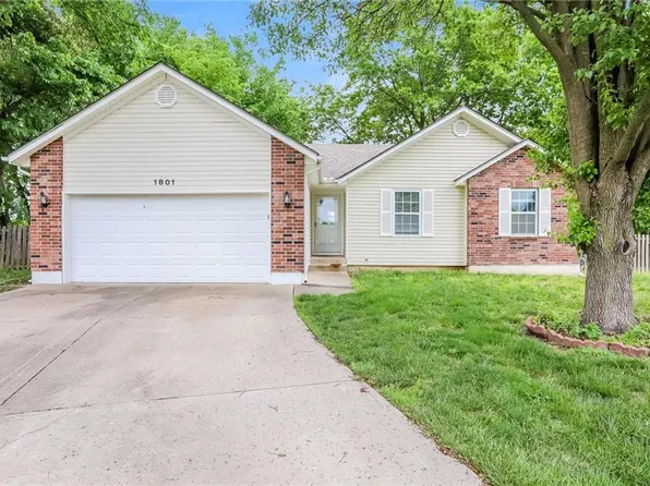 1801 Blackfoot Ct, Greenwood, MO 64034