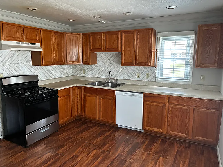 613 Lott St — Photo 6