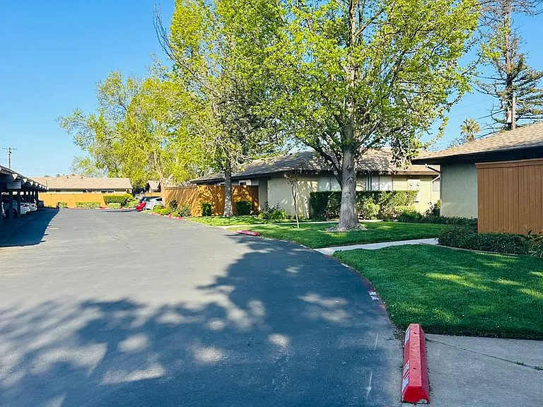 3829 Whitney Ave — Photo 8