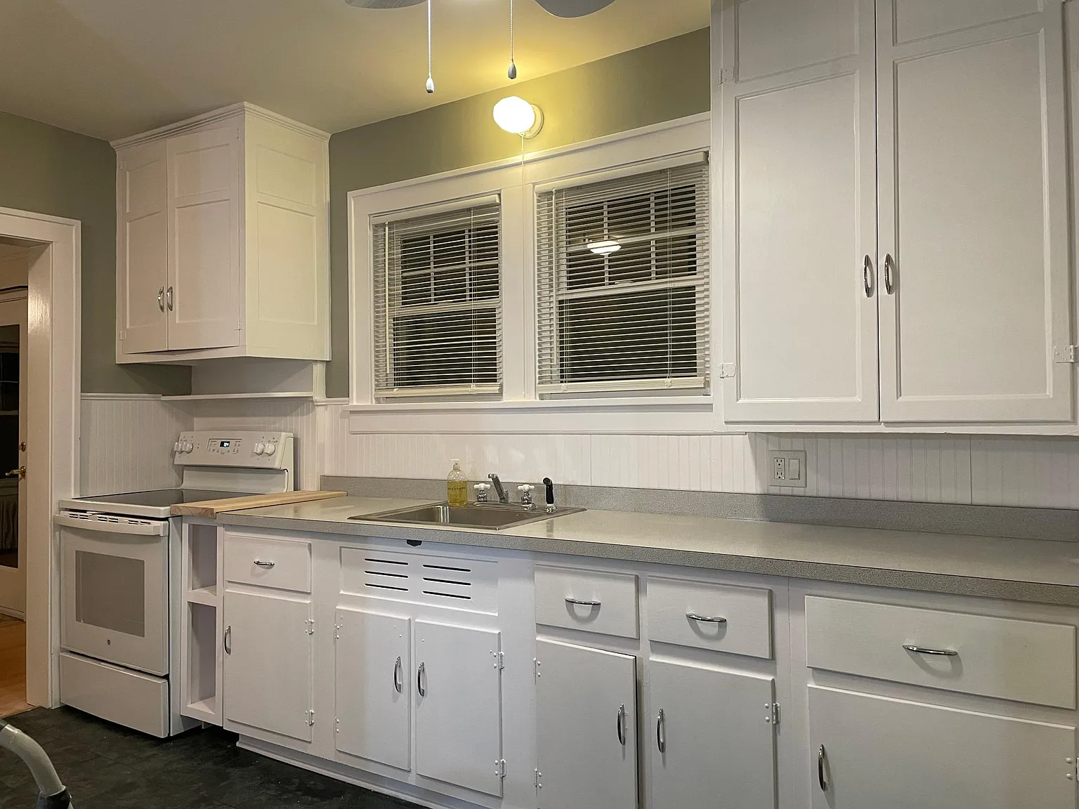 3 bed, 1350 sqft, $2,100 — Photo 3
