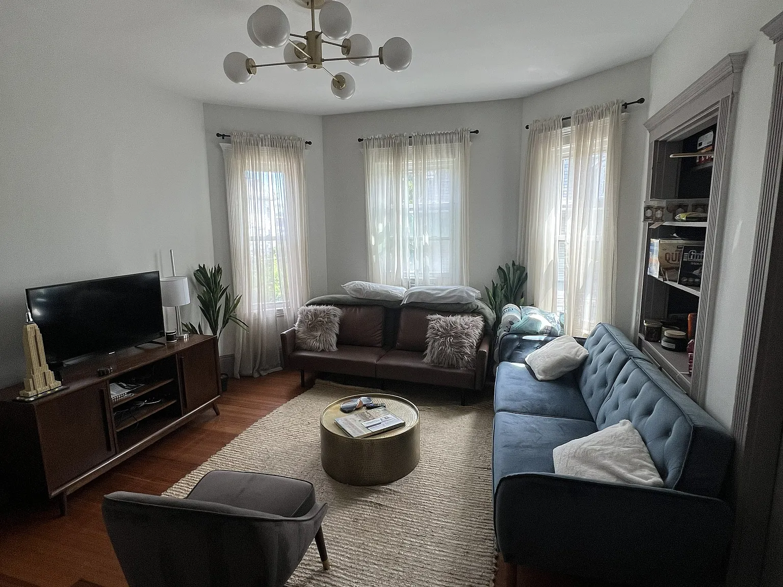 3 bed, 930 sqft, $3,000 — Photo 2