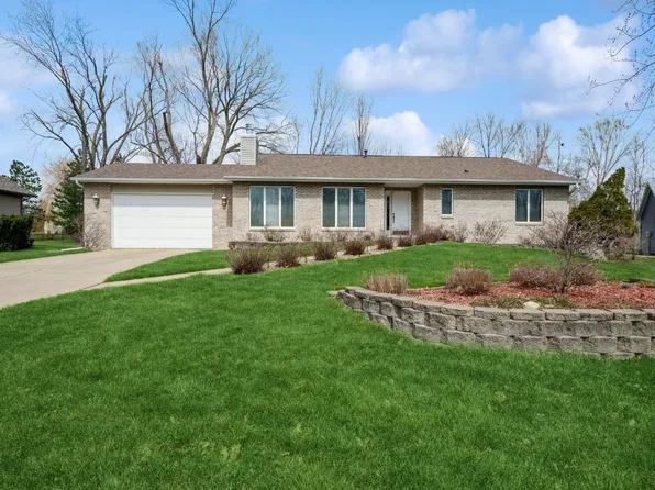 1960 Litchfield Dr, Hiawatha, IA 52233