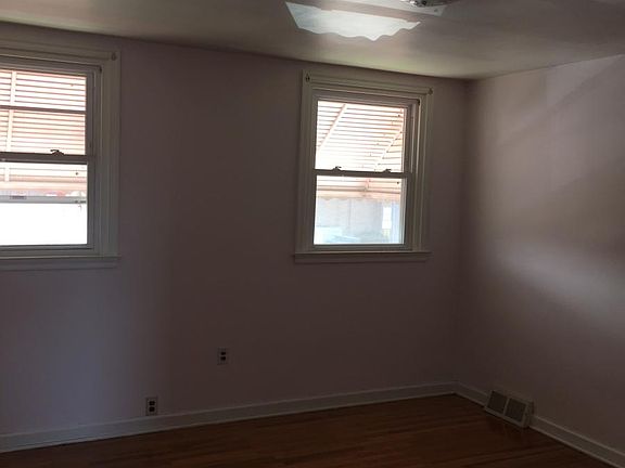 3rd image of 3623 Stanwood St