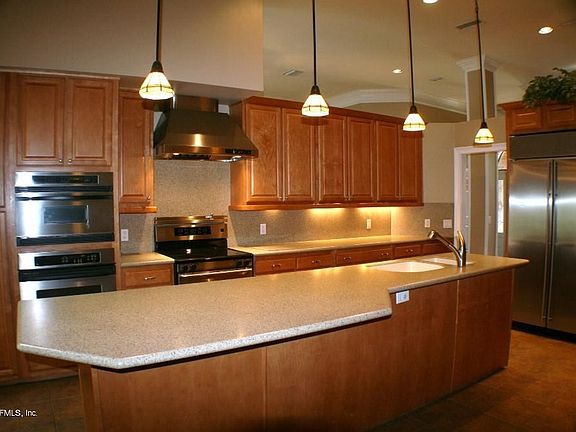 Custom Kitchen w/high-end appliances