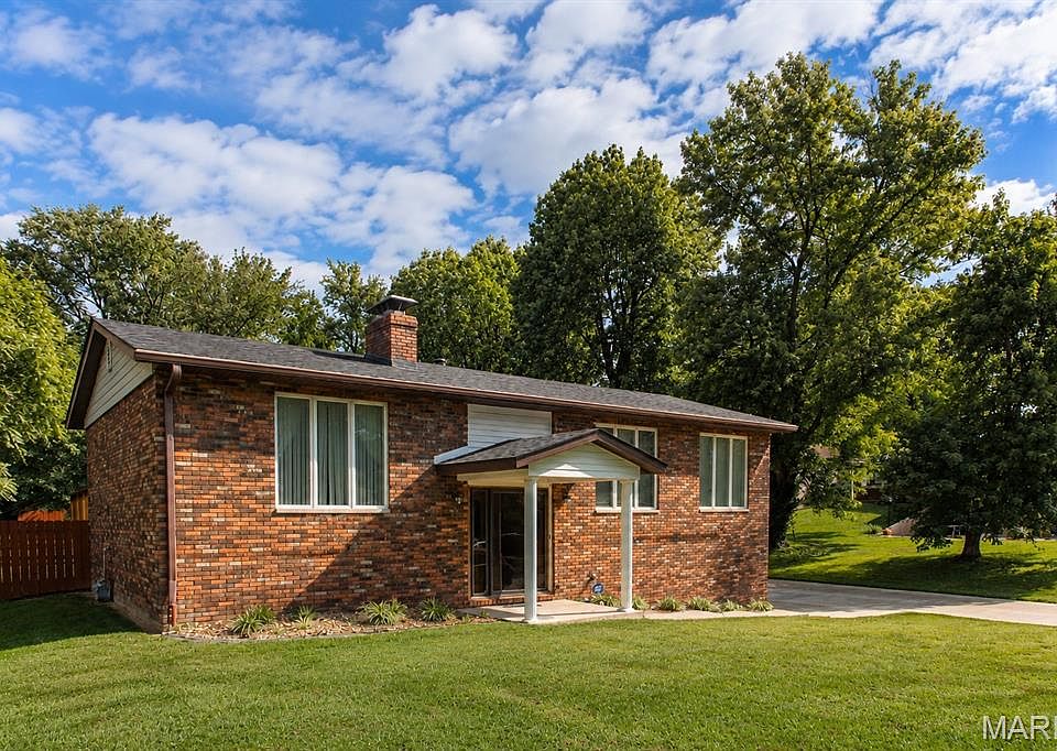 1st image of 402 Camelot Dr