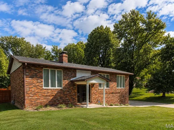 402 Camelot Dr, Collinsville, IL 62234