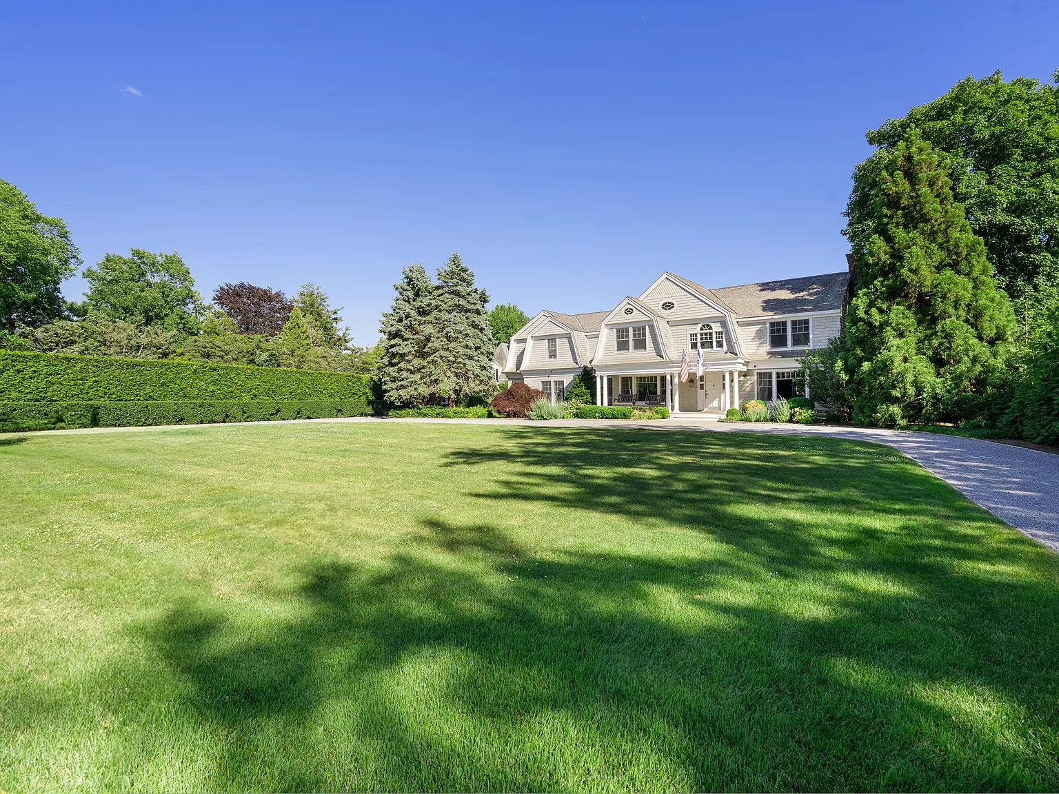 Quintessential Hamptons summer in the heart of the Village — Photo 3
