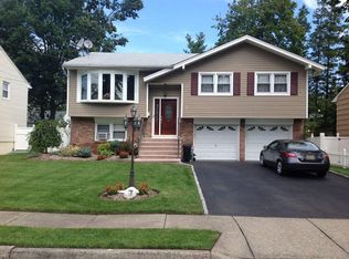 7 Sieber Ct, Bergenfield, NJ 07621