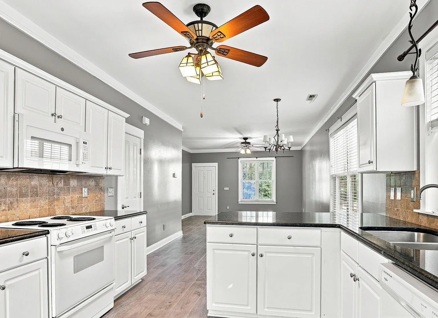 3 bed, 1418 sqft, $1,580 — Photo 3