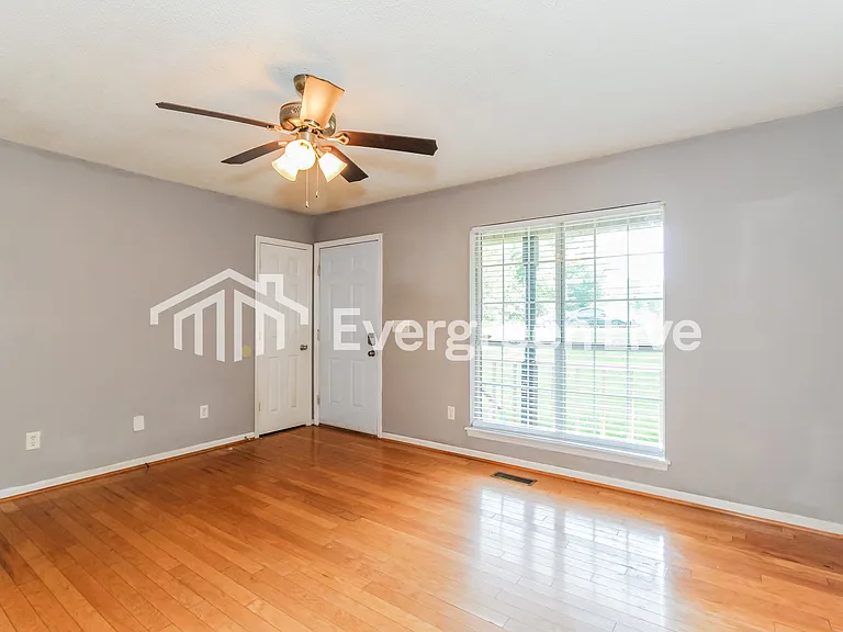 161 Buckingham Cir — Photo 2
