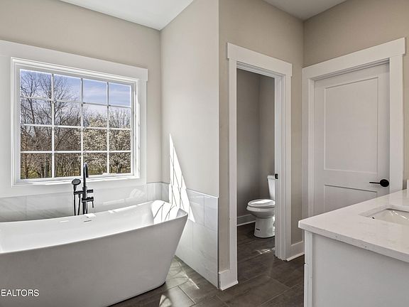5th image of 2028 Cherokee Dr