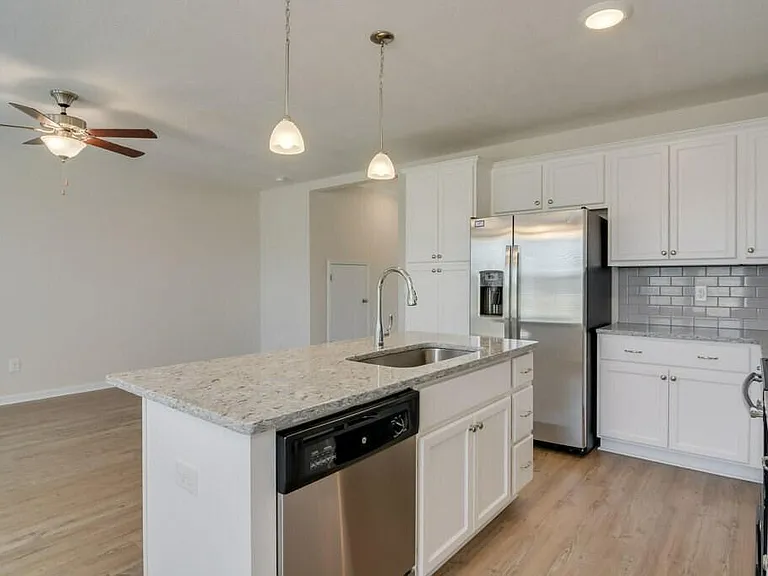 305 Norwich Dr — Photo 12