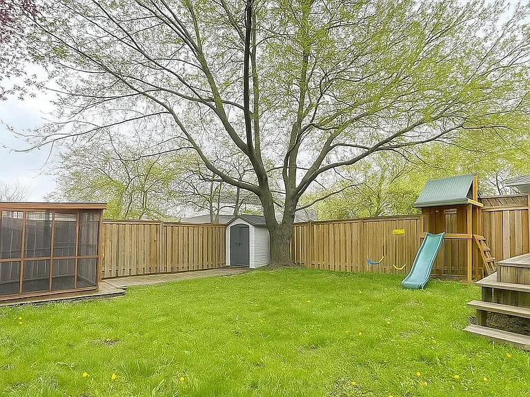 124 Ardsley Cres — Photo 11