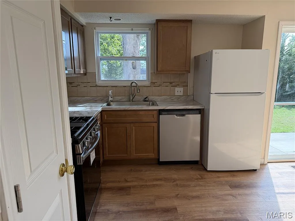 3 bed, 2.0 bath, 1090 sqft, $1,850 — Photo 3