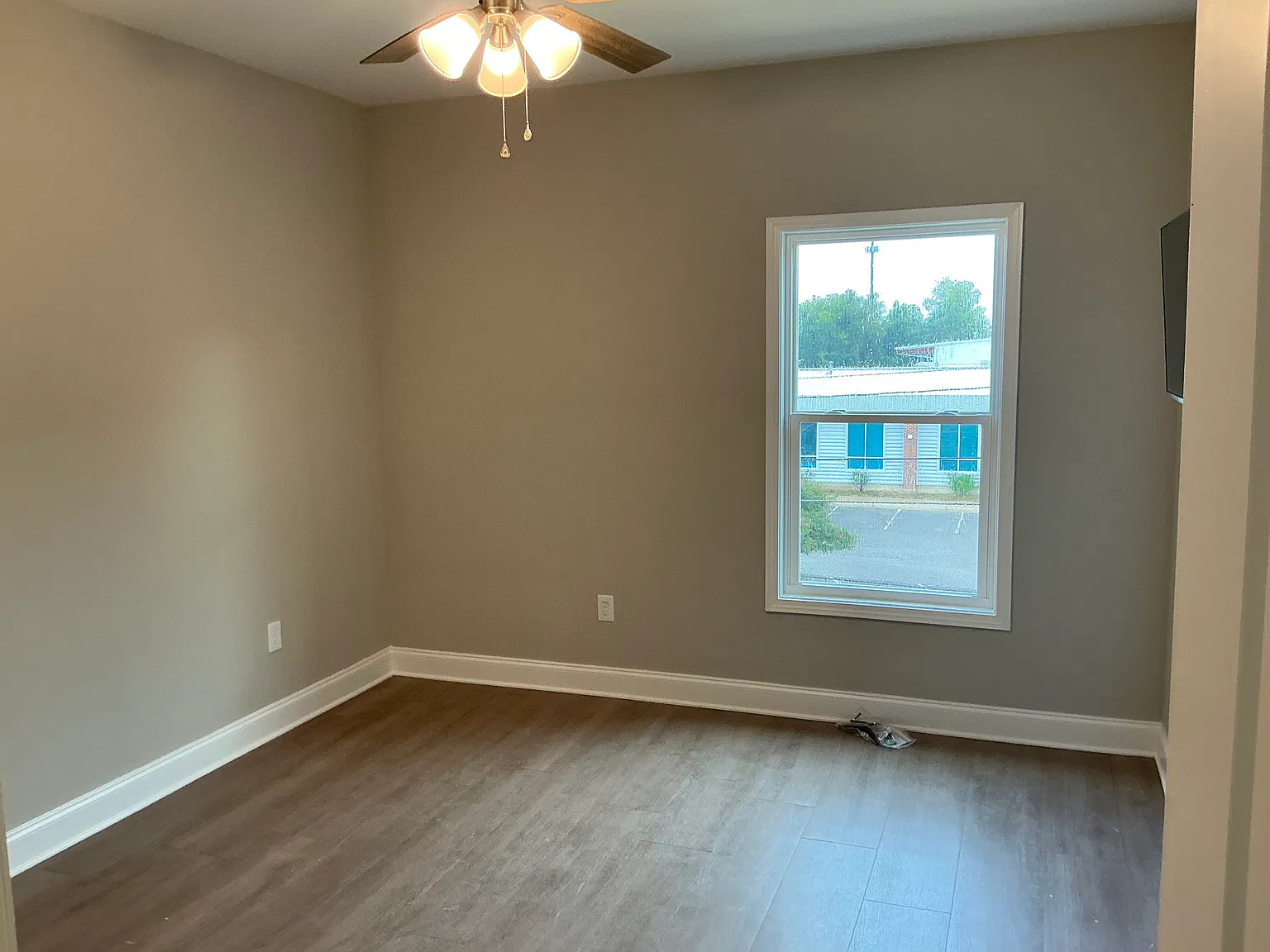 4 bed, 4.5 bath, 2020 sqft, $6,600 — Photo 2