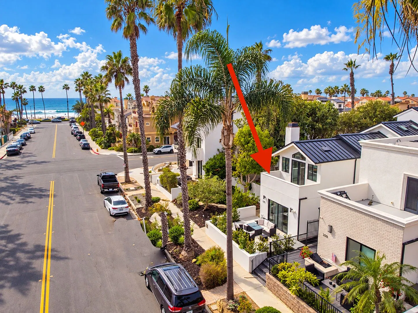 Turnkey Coastal Luxury in Downtown HB Home — Photo 3