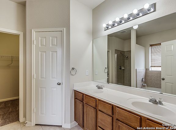 3rd image of 221 Lakota Ct