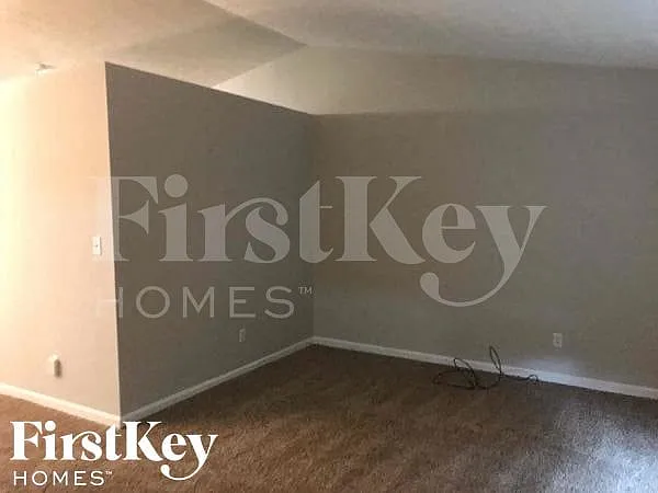 3 bed, 2.0 bath, 1392 sqft, $2,005 — Photo 3