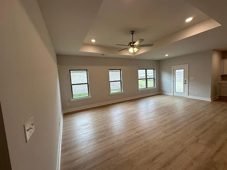 286 Susan Lynn Dr — Photo 3