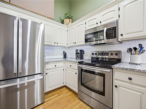3rd image of 1039 N Logan St