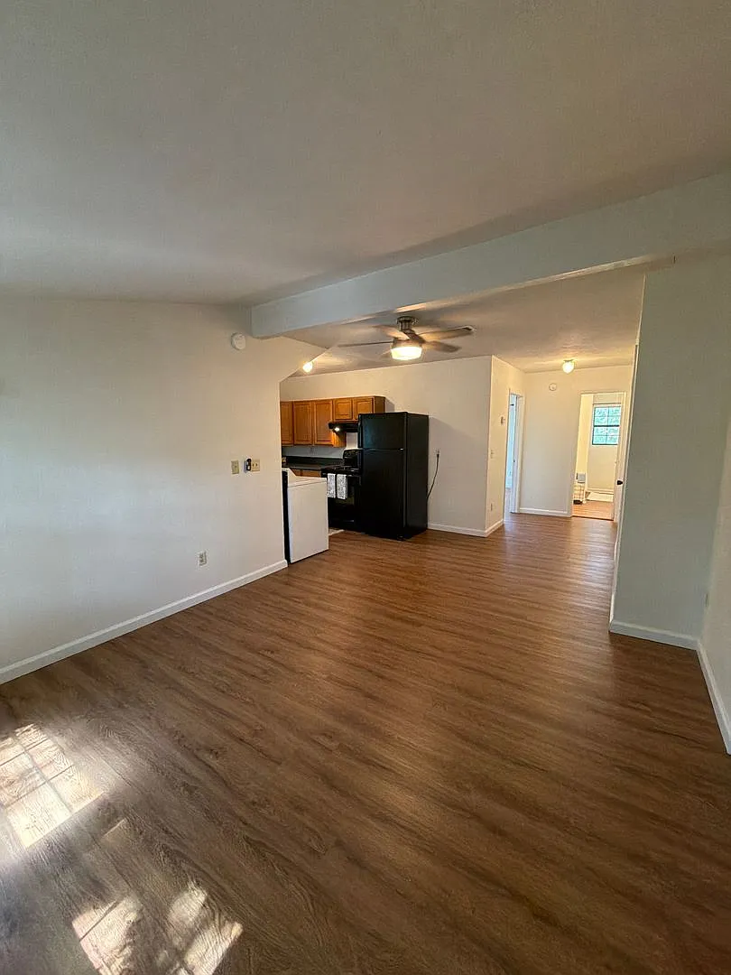 Beautiful downtown quad. 1 and 2 bed units available now. Pets allowed. — Photo 3